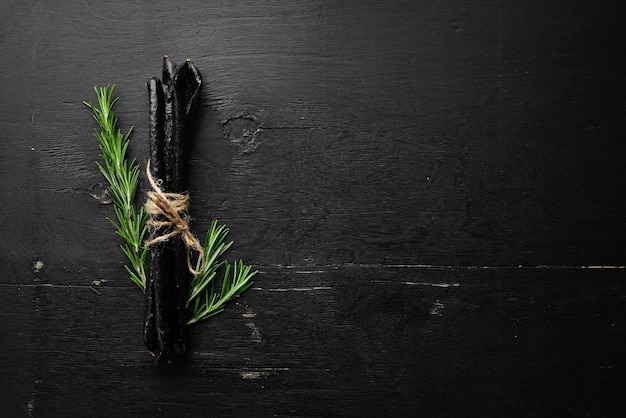 Saucisse fumée noire sèche avec viande et feuilles de nori Cabanos Vue de dessus Espace libre pour votre texte