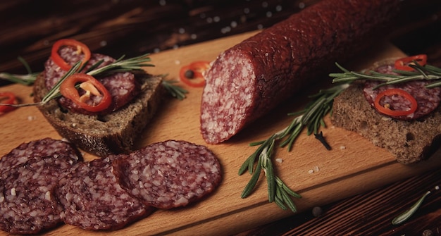 Saucisse fumée sur planche de bois