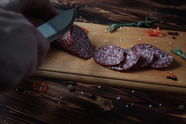 Saucisse fumée sur une planche à découper en bois