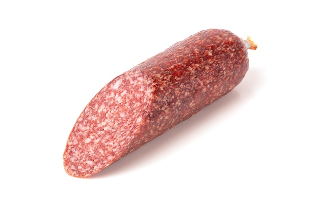 Saucisse fumée séchée boeuf salami gros plan isolé sur fond blanc