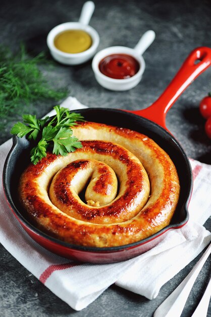 Saucisse grillée dans une poêle en fonte