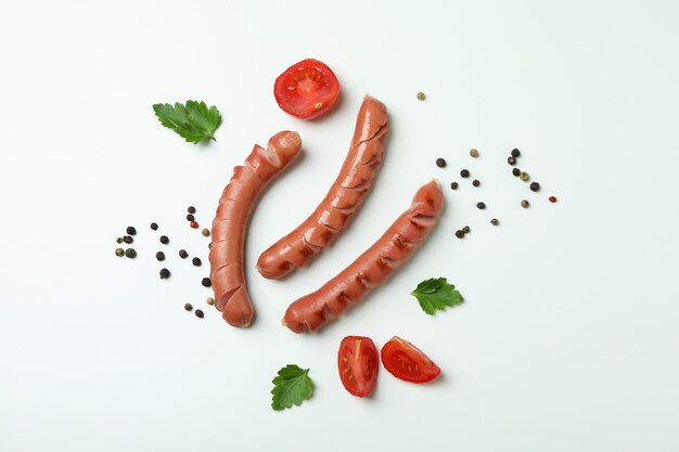 Saucisse grillée et épices sur fond blanc