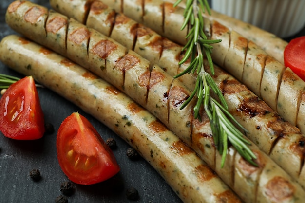 Saucisse grillée et épices sur plateau noir