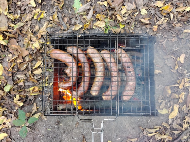 Saucisse grillée à l'extérieur Vue d'en haut Barbecue à frire alimentaire