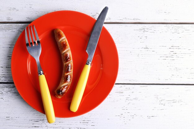 Saucisse grillée sur plaque sur table close up