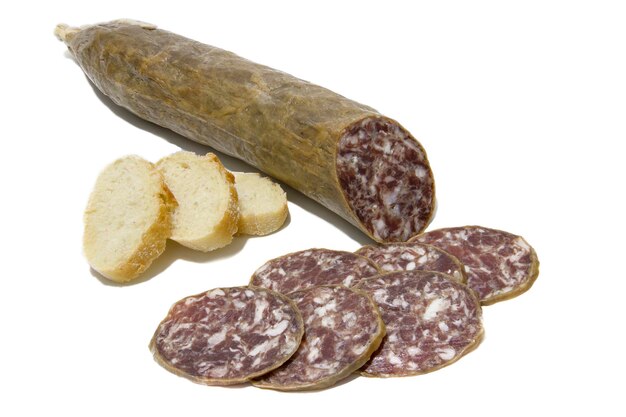 Saucisse ibérique, isolée sur fond blanc. Saucisse espagnole. Concept de cuisine espagnole.