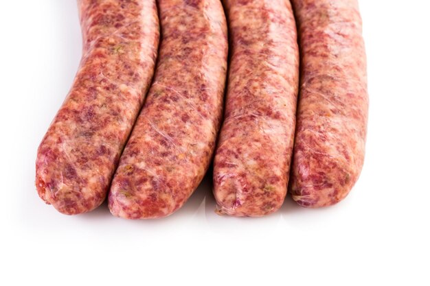 Photo saucisse italienne crue sur fond blanc.