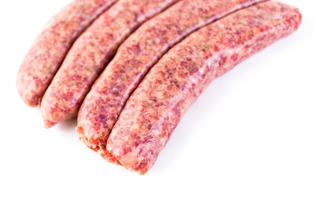 Saucisse italienne crue sur fond blanc.