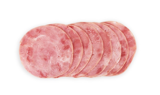 Saucisse de jambon bouilli en tranches isolé sur fond blanc