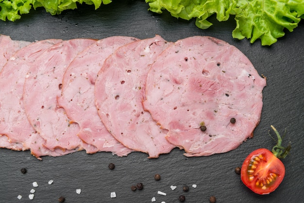 Saucisse de jambon en tranches sur une surface en pierre