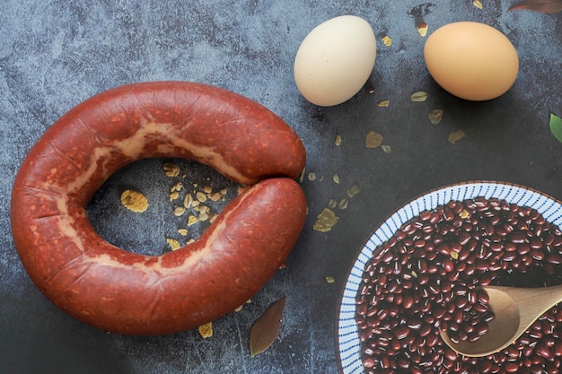 Saucisse de kangal à la saucisse turque. Saucisse épicée sèche sur fond de pierre sombre. nom turc; Saucisse