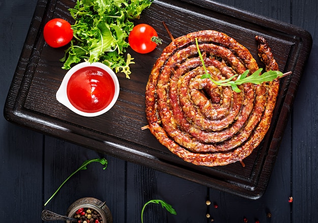 Saucisse Maison Cuite Au Four Sur Une Planche De Bois. Jour De Thanksgiving.