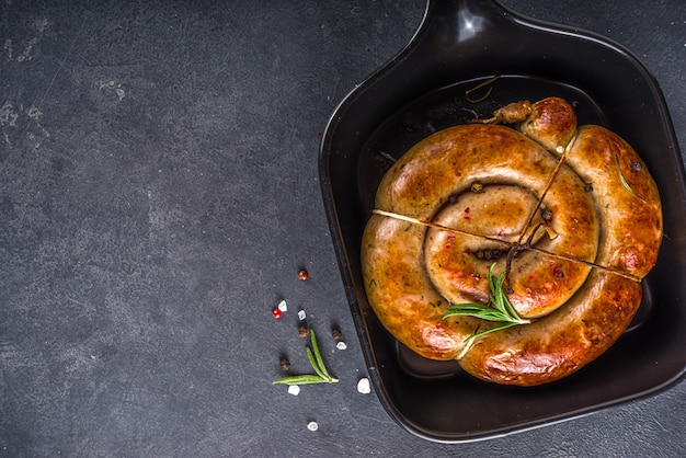 Saucisse maison frite au four dans une poêle