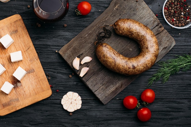 Saucisse maison fumée sur un fond en bois et une vieille saucisse fumée chaude en bois