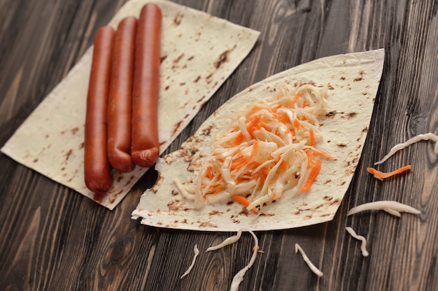 Saucisse maison, pain pita et chou mariné pour faire Shawarma.