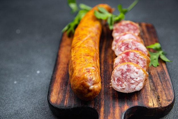 Saucisse montbéliard viande saucisses fraîches snack alimentaire sur la table copie espace fond alimentaire rustique