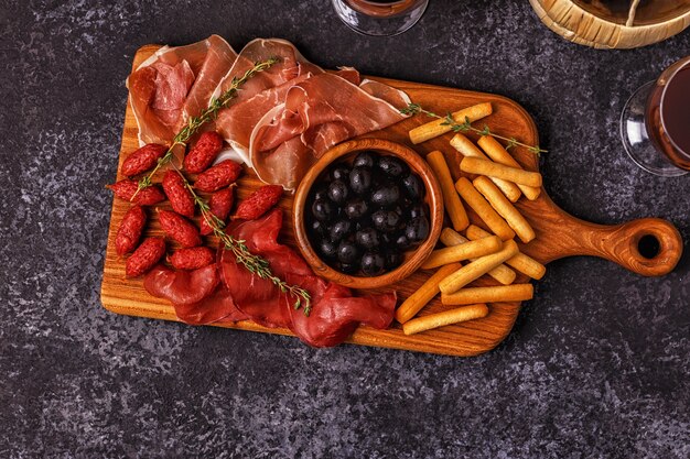 Saucisse, olives, prosciutto et gressins