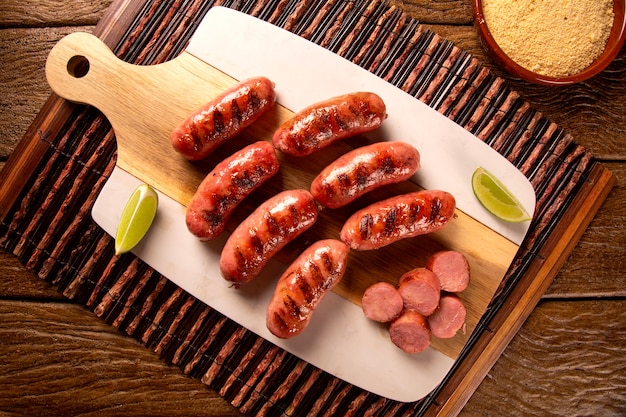 Saucisse de pepperoni grillée fraîche. Saucisse au pepperoni grillée sur planche de bois. Vue de dessus.