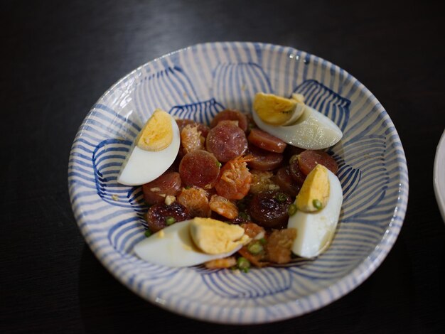 Saucisse de porc chinoise épicée avec salade thaïlandaise aux œufs durs