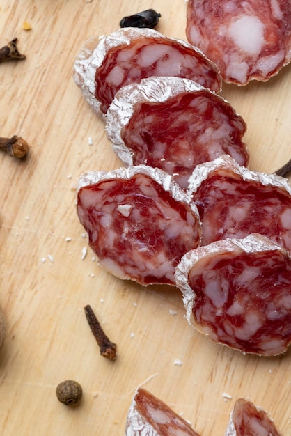 Saucisse de porc fraîche tranchée prête à faire des produits de viande de desserts