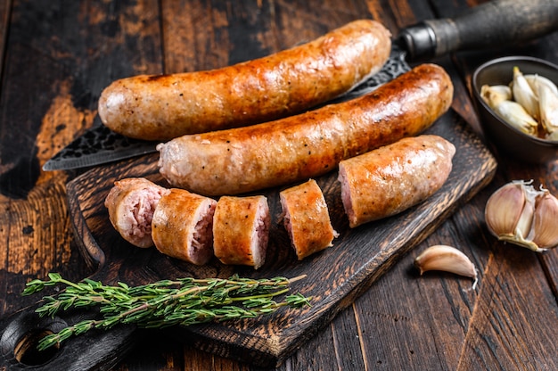 Saucisse de porc frite et tranchée aux herbes