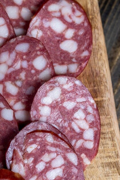 Saucisse de porc en tranches avec l'ajout de saindoux