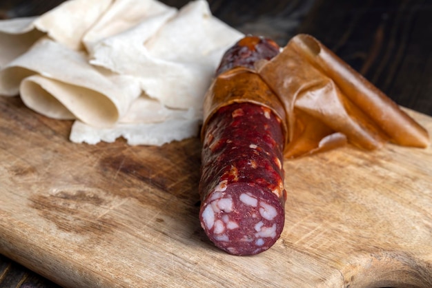 Saucisse de porc en tranches avec bacon