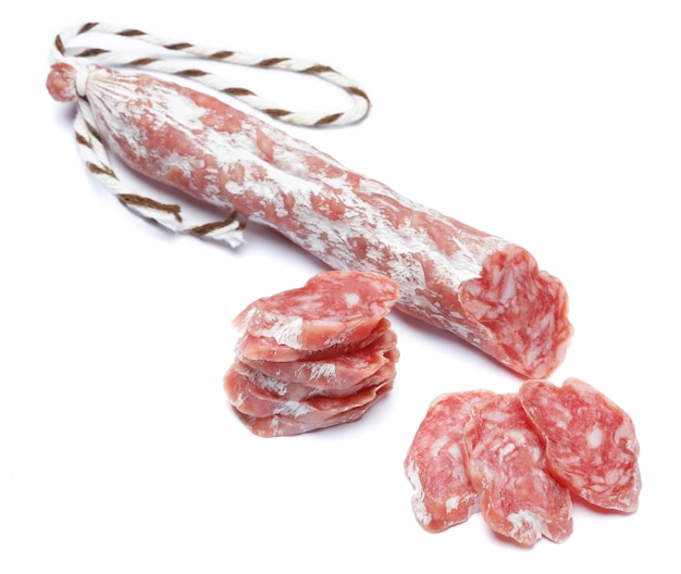 Saucisse salami bio séchée sur blanc isolé