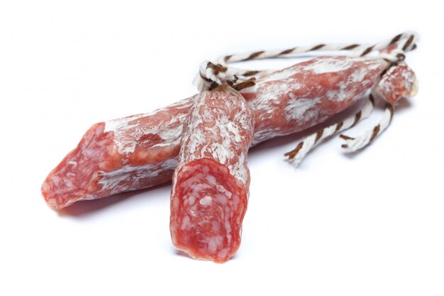 Saucisse salami bio séchée sur blanc isolé