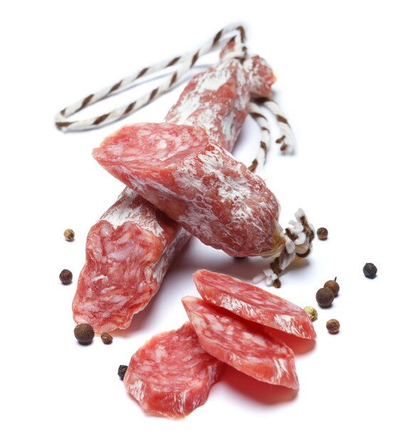 Saucisse salami bio séchée sur blanc isolé