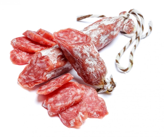 Saucisse salami bio séchée sur blanc isolé