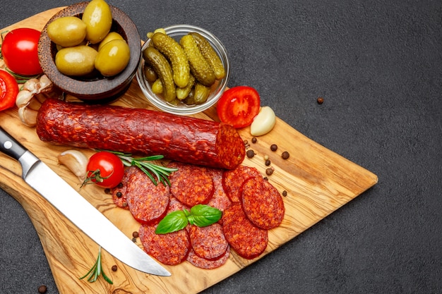 Saucisse Salami Bio Séchée Ou Chorizo Sur Planche à Découper En Bois