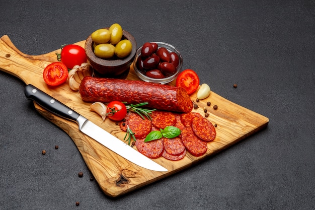 Saucisse salami bio séchée ou chorizo sur planche à découper en bois