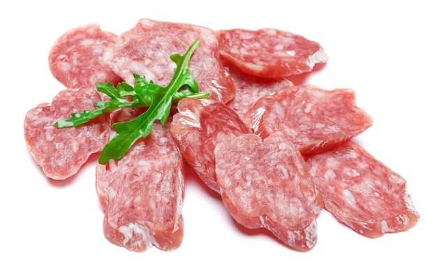 Saucisse de salami bio en tranches séchées sur blanc isolé