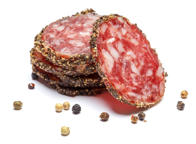 Saucisse de salami bio en tranches séchées sur blanc isolé