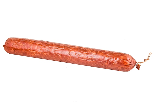 saucisse de salami fine, aux épices, poivre noir, isolée sur fond blanc