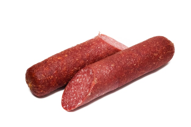 Saucisse de salami fumé isolé sur fond blanc