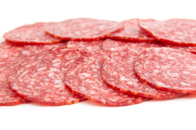 Photo saucisse salami fumé tranché