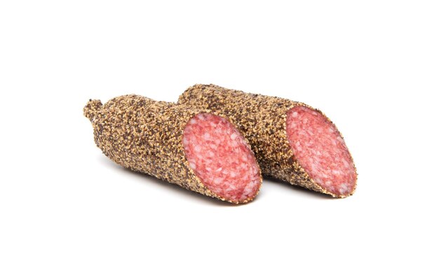 Saucisse salami poivré isolé sur fond blanc