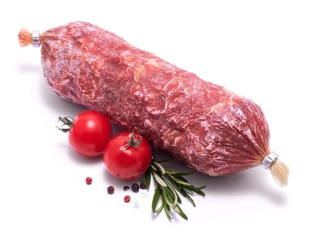 Saucisse de salami sec fumé isolé sur fond blanc