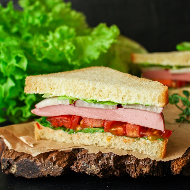 Saucisse sandwich, légumes, tamato, laitue