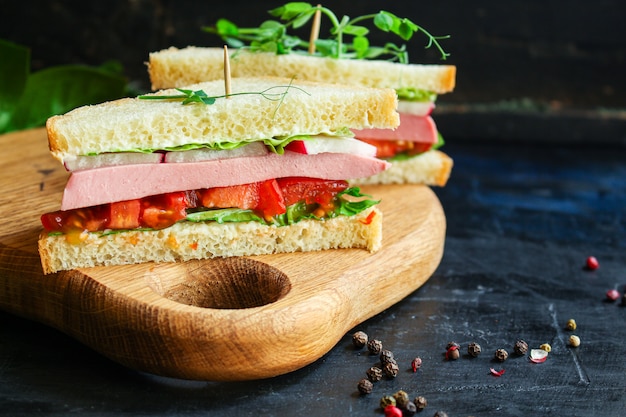 Saucisse sandwich, légumes, tamato, laitue