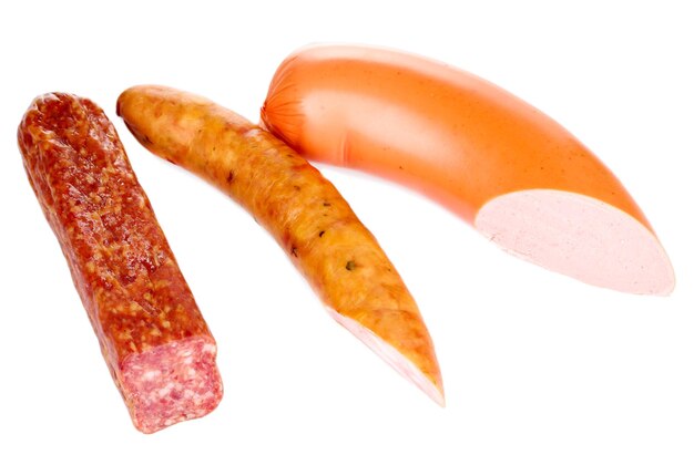 Saucisse savoureuse isolée sur blanc