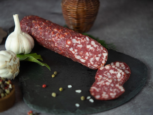 Saucisse sèche traditionnelle Saucisse séchée sur une table en pierre