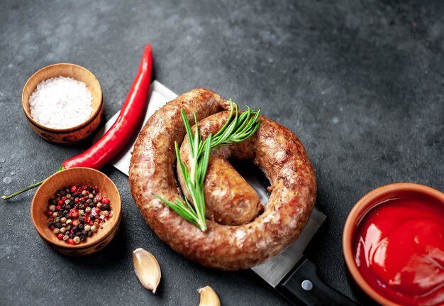 Saucisse en spirale frite aux épices sur un couteau à viande