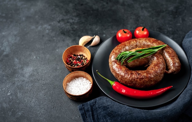 Saucisse en spirale frite aux épices dans une assiette