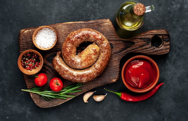 Saucisse en spirale grillée aux épices sur une planche à découper