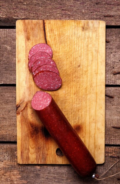 Photo la saucisse sur la table