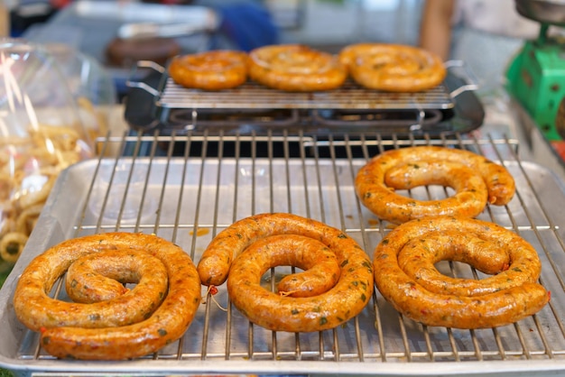 Saucisse thaïlandaise du Nord grillée sur un rack