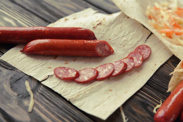 Saucisse en tranches sur photo de pain pita avec espace de copie